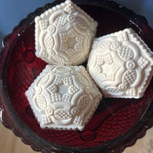 Avon 1876 Cape Cod Collection Ruby Red Small 5 inch Dessert Bowl NOS W/ 3 Soaps